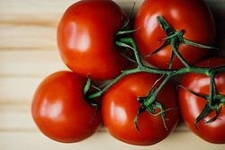 mini-Food-wood-tomatoes_(24030673680)